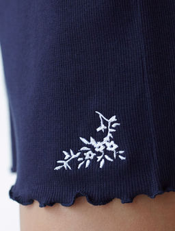 Короткие шорты на резинке с принтом из фактурного трикотажа в мелкий рубчик - Vilatte фото 2