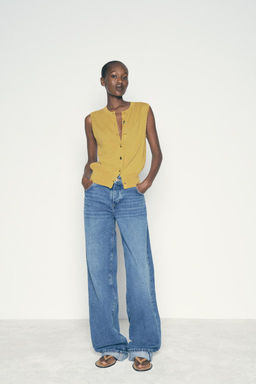 PLAIN KNIT TOP WITH GOLDEN BUTTONS