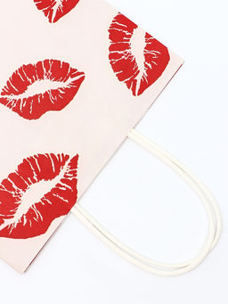 Цена за 3 шт. Пакет подарочный крафт "Поцелуи" 18 х 8 х 25 См