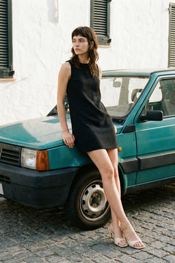 Siyah Duz Kesim Kolsuz Bisiklet Yaka Mini Dokuma Elbise TWOSS19FG0063