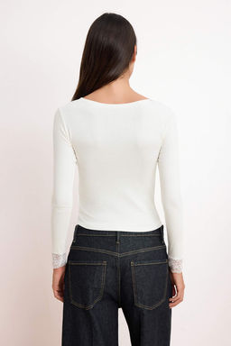 Ekru Fitted/Vucuda Oturan V Yaka Dantel Detayl? Yumusak Orme Bluz TWOSS26BZ00637