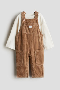 Conjunto de camiseta y peto