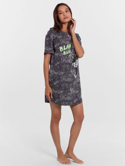 Сорочка ночная женская серая с принтом в виде потертостей - Mark formelle фото 3