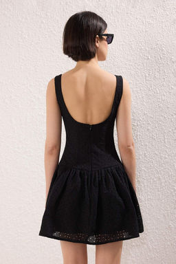 TRENDYOLMILLA Limited Edition Beyaz Etegi Belden Ac?lan Dugme Detayl? Brode Mini Dokuma Elbise TWOSS25EL00521 фото 9