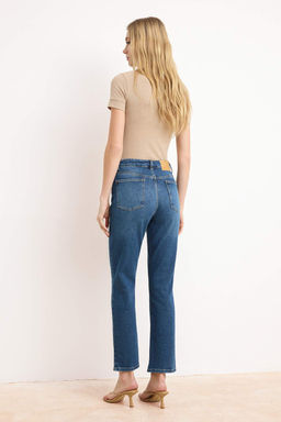 Koyu Mavi Yuksek Bel Az Esnek Mom Jeans TWOSS26JE00113 - Trendyolmilla фото 12