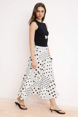 Beyaz Siyah Puantiyeli Midi Klos Viskon Etek TWOSS26ET00109