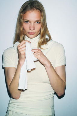 ASYMMETRIC HIGH NECK T-SHIRT - Zara фото 4