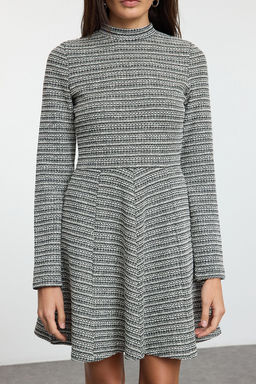 Trendyolmilla Siyah Tuvit Bisiklet Yaka Skater/Belden Ac?lan Volanl? Mini Orme Elbise TWOAW25EL00525  фото 3