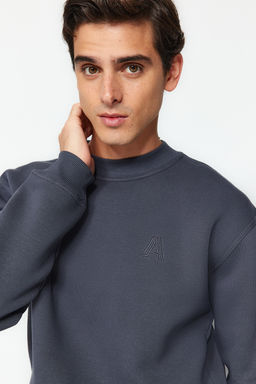 TRENDYOL MAN Antrasit Oversize/Genis Kesim Yar?m Bal?kc? Yaka Harf Nak?sl? Sweatshirt Ici Polarl? TMNAW24SW00046 - Trendyolmilla фото 3
