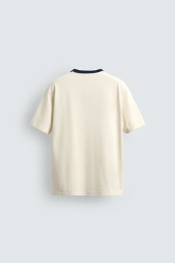 CAMISETA REGULAR FIT BORDADO CONTRASTE / Crudo
