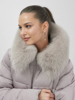 Пальто зимнее утепленное с мехом и капюшоном тренд светло-коричневого цвета 7630SK - Visdeer фото 11