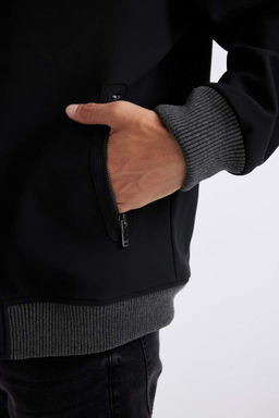 Приталенная сезонная куртка из искусственной кожи с воротником-стойкой на подкладке и застежкой-молнией с двойным карманом - Defacto фото 6