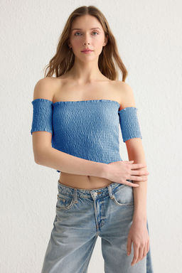 Ac?k Mavi Fitted/Vucuda Oturan Carmen Yaka Crop Gipeli Esnek Orme Bluz TWOSS25BZ00173