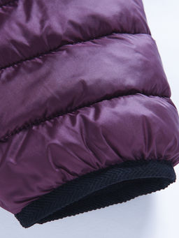 Куртка женская удлинённая стёганая с капюшоном и графеновой подкладкой темно-фиолетового цвета 9628_1TF