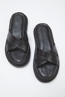 Trendyol Shoes Siyah Capraz Bantl? Ekstra Rahat Duz Kad?n Terlik TAKSS25TE00029