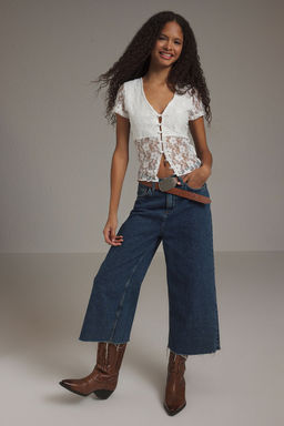 Trendyolmilla Ekru Dantel V Yaka Dugmeli Fitted/Vucuda Oturan Orme Bluz TWOSS25BZ00092  фото 2