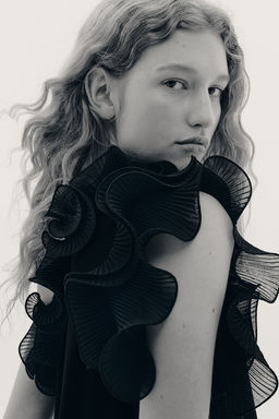 Vestido de un hombro con ribete de volantes