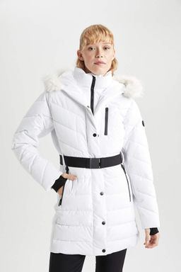 Водоотталкивающая парка узкого кроя с капюшоном DeFactoFit