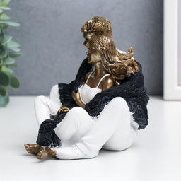 Фигурка полистоун «Влюблённые в белой одежде, нежность и объятия», 12×10.5×12 см