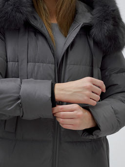 с натуральным мехом песца класса Люкс Бренд Visdeer Пальто зимние темно-серого цвета  фото 9