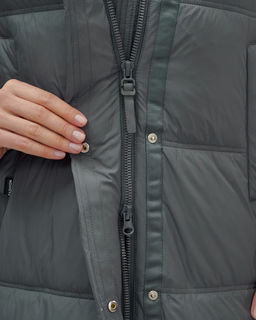 Пальто зимнее утепленное с капюшоном женское темно-серого цвета 7618TC - Visdeer фото 13