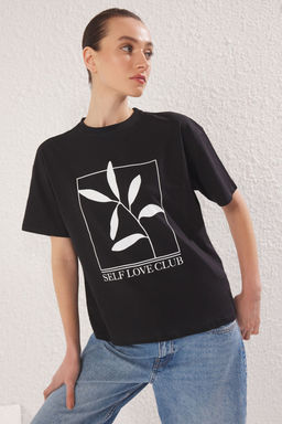 TRENDYOLMILLA Siyah %100 Pamuk Bask?l? Relaxed/Genis Rahat Kesim Bisiklet Yaka Orme T-Shirt TWOSS23TS00267