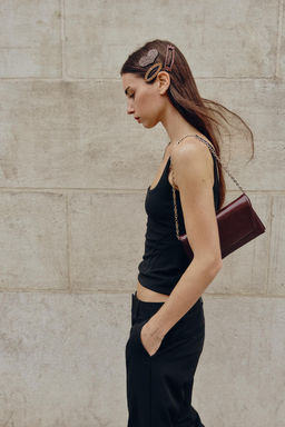 BOLSO DE HOMBRO EFECTO ACHAROLADO / Rojo Burdeos