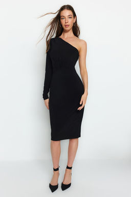 TRENDYOLMILLA Siyah Drape Detayl? Tek Omuzlu Fitted/Vucuda Oturan Midi Esnek Orme Elbise TWOAW24EL00123