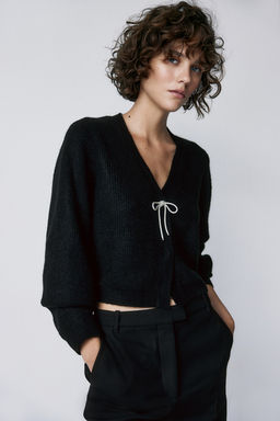 Cardigan en punto de canale con lazo