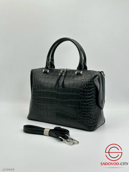 Сумка выполнена из кожи