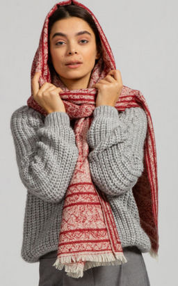 в составе шерсть Теплый, мягкий двусторонний палантин.