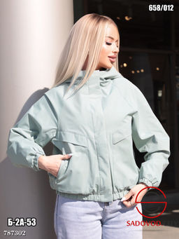 Женская ветровка с капюшоном