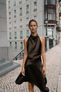 VESTIDO CORTO ASIM?TRICO LAZO / Marr?n