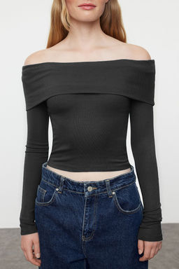 Trendyolmilla Siyah Carmen Yaka Fitted/Vucuda Oturan Crop Esnek Orme Bluz TWOAW25BZ00008  фото 2