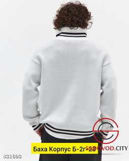 Свитер с надписью V-вырезом