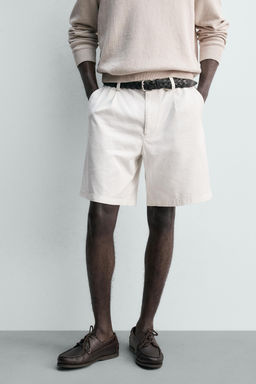 BERMUDA REGULAR FIT PLIEGUES / Blanco roto