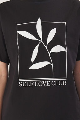 TRENDYOLMILLA Siyah %100 Pamuk Bask?l? Relaxed/Genis Rahat Kesim Bisiklet Yaka Orme T-Shirt TWOSS23TS00267 фото 4