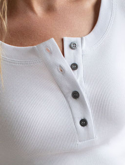 Лонгслив облегающий из фактурного трикотажа в рубчик с круглым вырезом на пуговицах - Vilatte фото 2