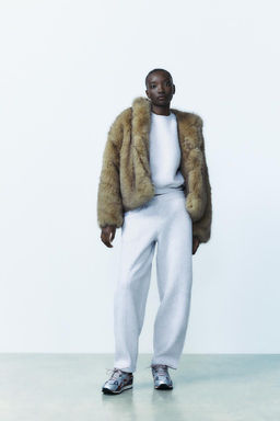 BASIC PLUSH SWEATSHIRT