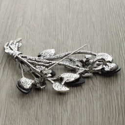 Брошь-подвеска "Полевой букет" со вставками из гелиотиса и ювелирного сплава