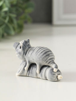 Сувенир "Кот лежит на колбасе" 4,2 см
