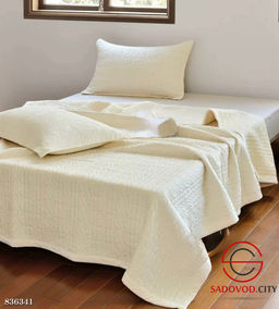 Покрывало стеганное на кровать с двумя наволочками