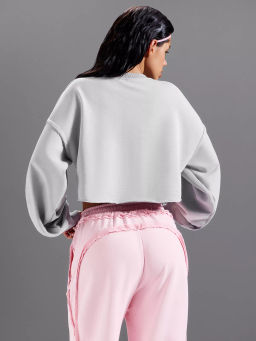 Укороченный свитшот объёмного кроя