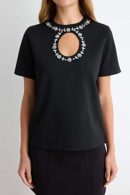 Siyah Aksesuar ve Cut Out/Pencere Detayl_ Regular Kal_p K_sa Kol _rme T-Shirt TWOAW27TS00038 - Trendyolmilla фото 3