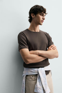 CAMISETA REGULAR FIT RIB / Marr?n