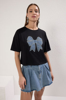 TRENDYOLMILLA Siyah Fiyonk Nak?sl? Regular/Normal Kal?p Crop Orme T-Shirt TWOSS25TS00132  фото 2