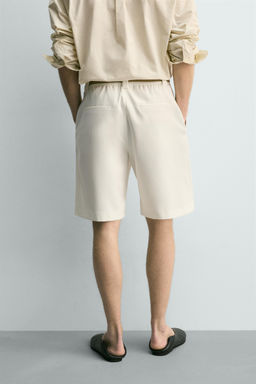 BERMUDA RELAXED FIT PLIEGUES LATERALES / Blanco roto