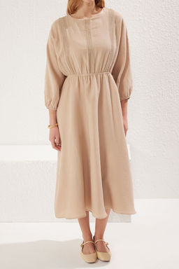 TRENDYOLMILLA Tas Etegi Belden Ac?lan Lastikli Serit Aksesuar Detayl? Muslin Midi Dokuma Elbise TWOSS25EL00258 фото 3