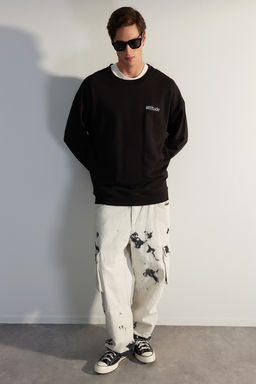 Siyah Premium Bisiklet Yaka Oversize/Genis Kesim Yaz? Nak?sl? Sardonsuz Sweatshirt TMNAW24SW00039