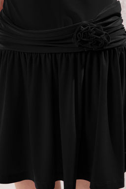 TRENDYOLMILLA Siyah Gul Aksesuar Detayl? S?rt Dekolteli S?f?r Kol Orme Esnek Mini Orme Elbise TWOSS25EL00690  фото 3